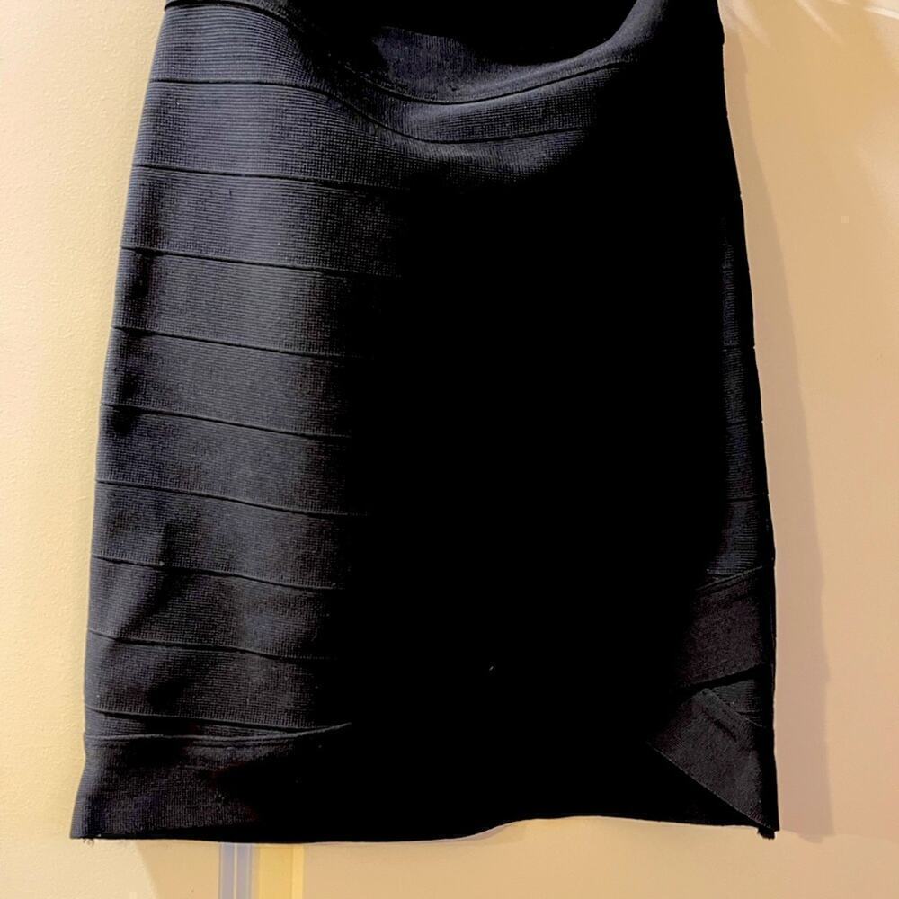 Mini skirt Body con type skirt- small fun detail bottom of skirt hemline 19”in L